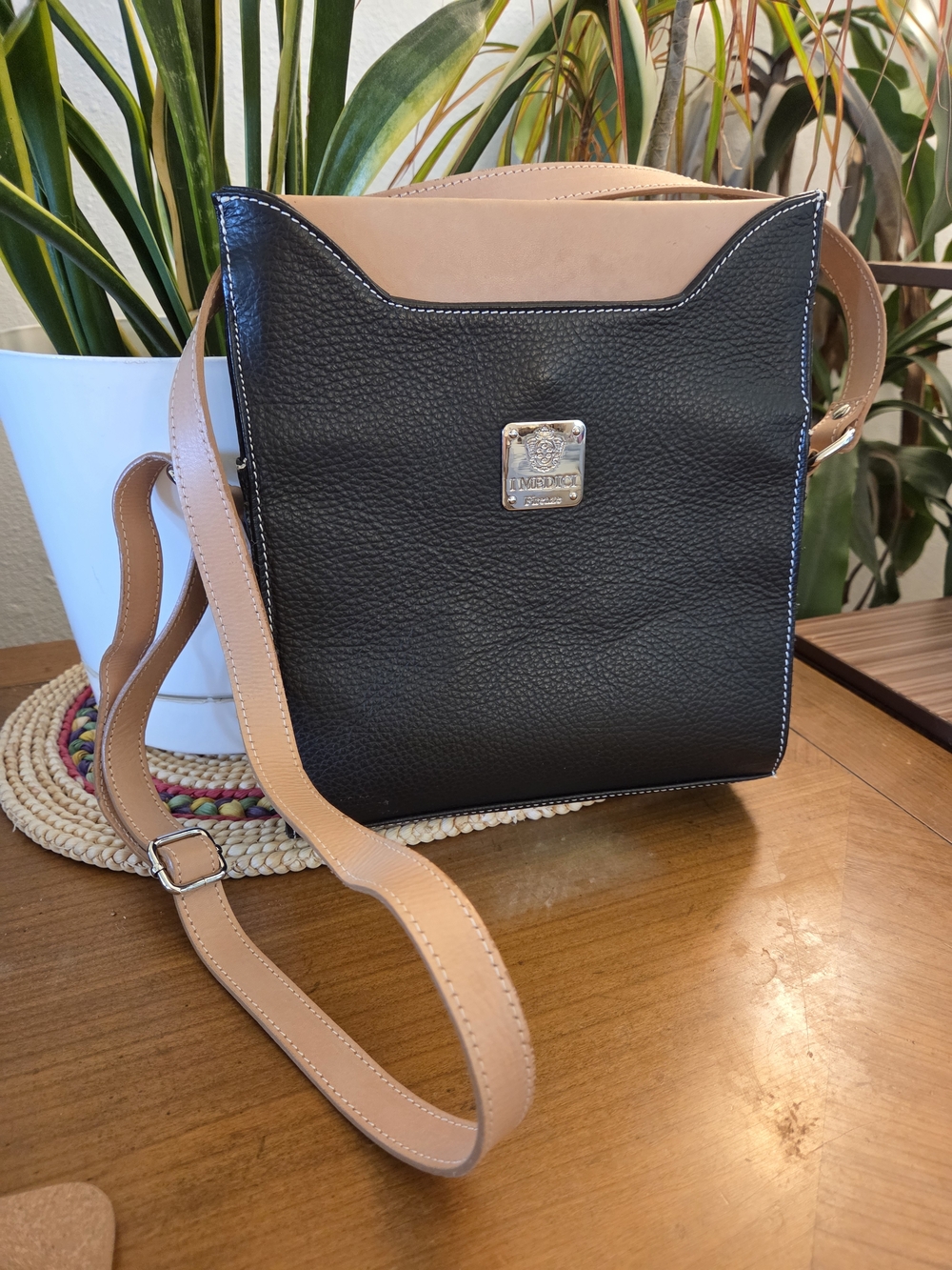 I Medici Firenze Structured Two-Tone Leather Crossbody Bag - Black & Tan